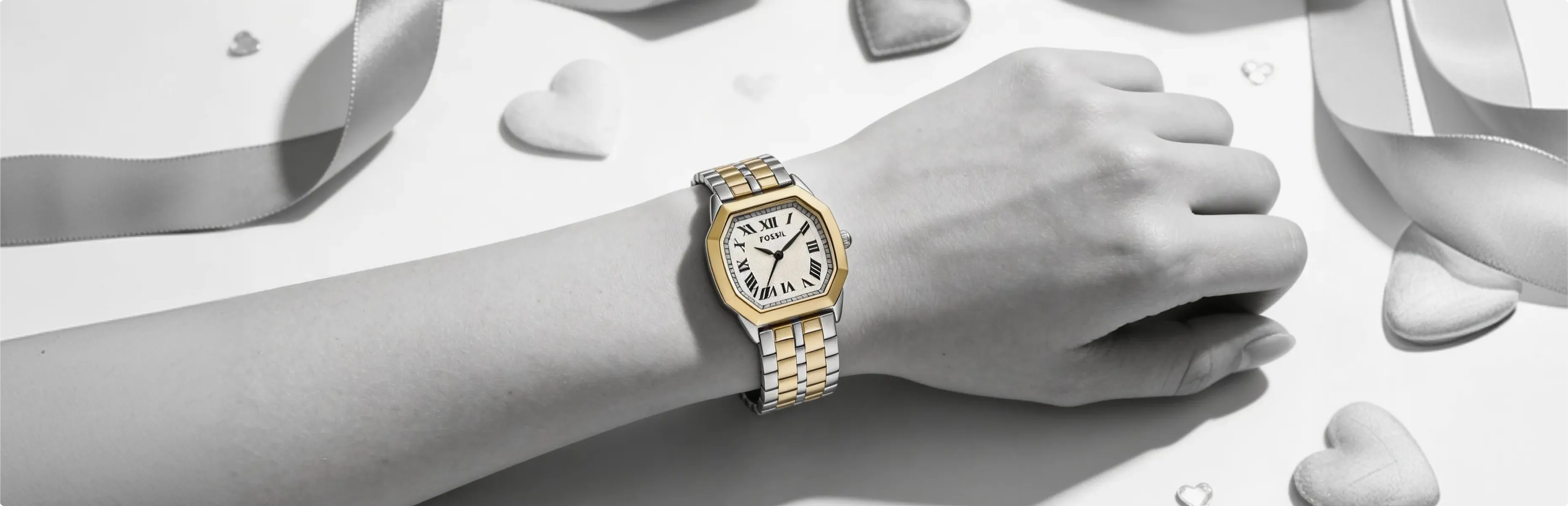 Luxe dameshorloge om de pols, horloge in volledige kleur op een zwart-witte Valentijnsgeschenk-achtergrond, elegante e-commerceweergave.